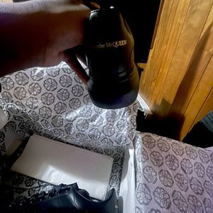 In good shap extra pair of laces